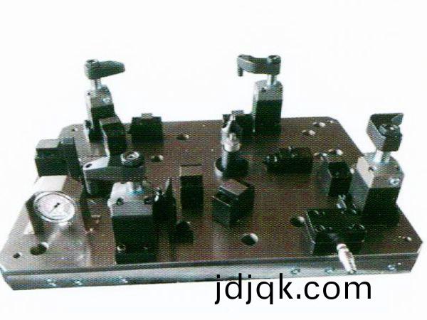 齒(chi)輪(lun)室(shi)罩蓋液(ye)壓裌(jia)具(ju)
